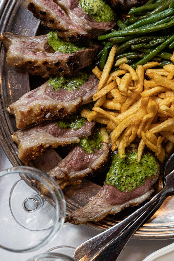 Frites maison et asperges sauce hollandaise